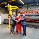 V.l.n.r. directeur Frans Visser en operator Egbert Koning van Orfa Visser nemen de traditionele Zwitserse koebel in ontvangst van Jan Berends van Bystronic Benelux voor de aanschaf van de BySmart Fiber lasersnijmachine met ByTrans Extended automatisering.