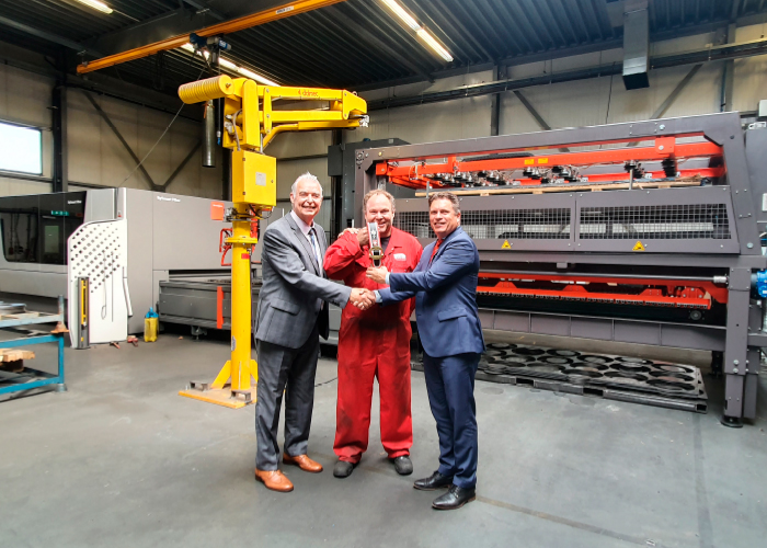 V.l.n.r. directeur Frans Visser en operator Egbert Koning van Orfa Visser nemen de traditionele Zwitserse koebel in ontvangst van Jan Berends van Bystronic Benelux voor de aanschaf van de BySmart Fiber lasersnijmachine met ByTrans Extended automatisering.