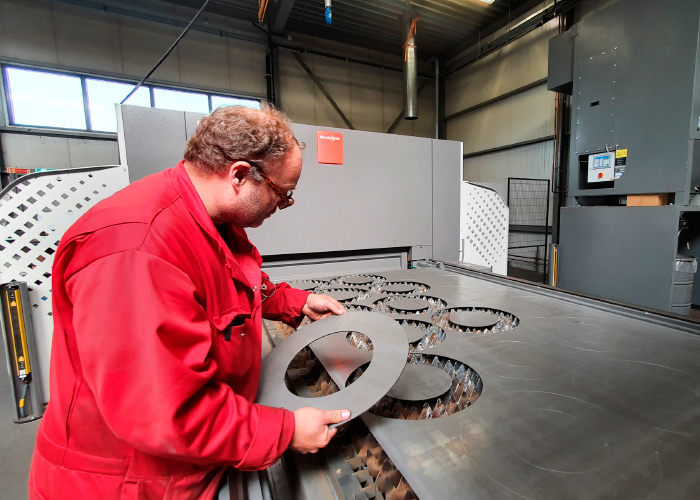 Operator Egbert Koning beoordeelt de snijkwaliteit van een van de gesneden ringen.