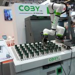 Robojob presenteerde Coby medio september op de AMB in Stuttgart. Coby is een laagdrempelige en gebruiksvriendelijke cobot-automatiseringsoplossing.