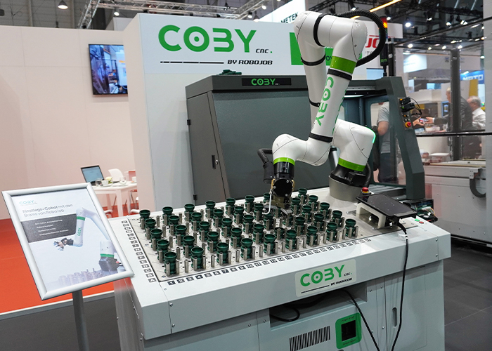 Robojob presenteerde Coby medio september op de AMB in Stuttgart. Coby is een laagdrempelige en gebruiksvriendelijke cobot-automatiseringsoplossing.