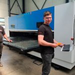 Frank Hutten en zijn zoon Ger bij de nieuwe fiberlaser van Senfeng. De SF-1530G is een compacte machine waarvoor bewust is gekozen met het oog op de beschikbare ruimte.