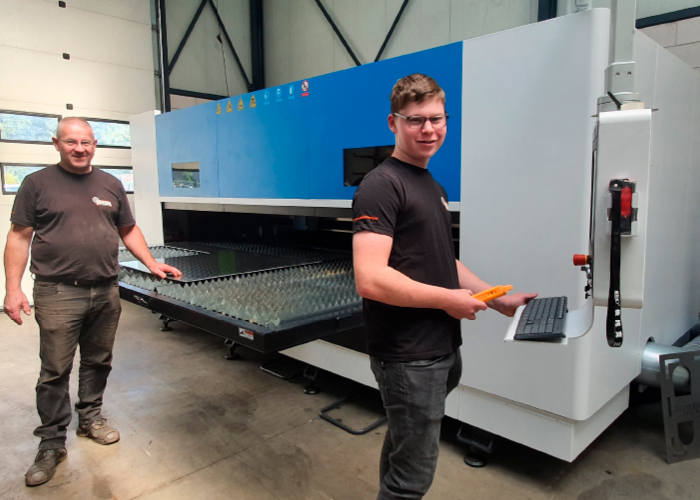 Frank Hutten en zijn zoon Ger bij de nieuwe fiberlaser van Senfeng. De SF-1530G is een compacte machine waarvoor bewust is gekozen met het oog op de beschikbare ruimte.