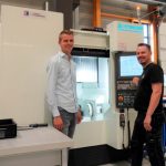 Kevin Tieltjes (l) en Edwin Marach voor de nieuwe, vijfassige Kitamura Mytrunnion 4G.