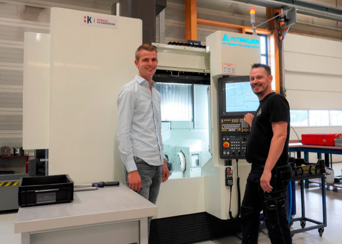 Kevin Tieltjes (l) en Edwin Marach voor de nieuwe, vijfassige Kitamura Mytrunnion 4G.