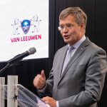 Voormalig minister-president Jan Peter Balkenende stelde de zonnepanelen-installatie officieel in gebruik.