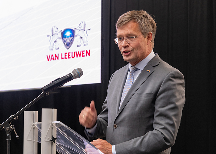 Voormalig minister-president Jan Peter Balkenende stelde de zonnepanelen-installatie officieel in gebruik.