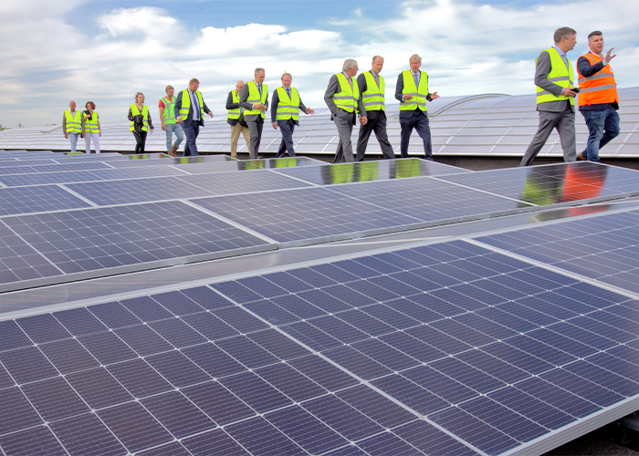 Met de installatie van 9.100 zonnepanelen op het dak van het magazijn in Zwijndrecht zet Van Leeuwen een belangrijke stap in de reductie van CO2-emissie. 