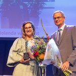 Directeur Jolanda van Soest van BVS Sociaal Metaal nam de prijs op het podium in ontvangst. “Deze waardering is zeer belangrijk voor mij en mijn collega’s. Zij zijn degenen die de prijs hebben verdiend.” (Foto: Annemarie Bakker Fotografie)