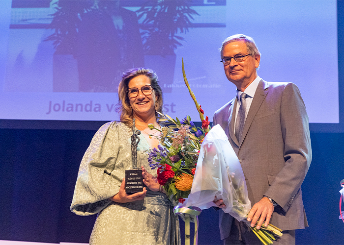 Directeur Jolanda van Soest van BVS Sociaal Metaal nam de prijs op het podium in ontvangst. “Deze waardering is zeer belangrijk voor mij en mijn collega’s. Zij zijn degenen die de prijs hebben verdiend.” (Foto: Annemarie Bakker Fotografie)