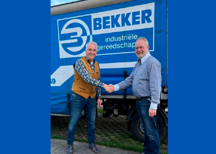 Directeur Jurgen van Loon van Stanstechniek Gaanderen en Gerd Bekker van Bekker Industriële Gereedschappen bezegelen de overname met een ferme handdruk.