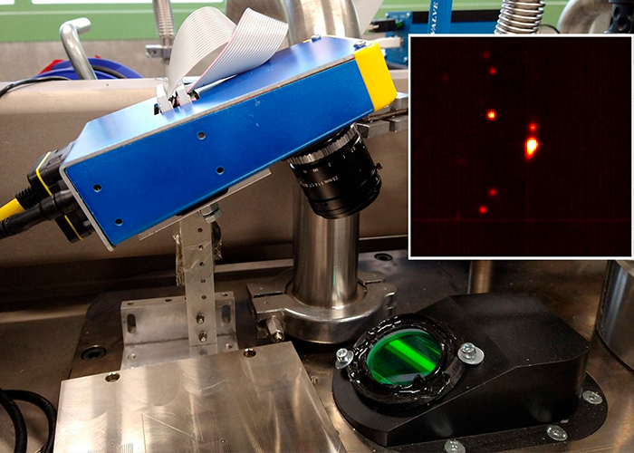 De VIL AI camera geïnstalleerd op een 3D-onderzoeksprinter bij Flanders Make. Het beeld rechts toont wat de camera analyseert.