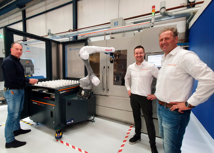 V.l.n.r. Laurens Mensink, directeur/eigenaar van Menla Kunststoftechniek, en Peter Jansen en Chiron ter Doest van Hoffmann Group bij Garant Automation Beladingssysteem Basic dat nu de Bridgeport freesbank belaadt.