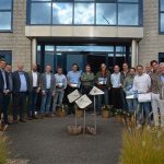 Vertegenwoordigers van de initiatiefnemers van het Keurmerk Dak- en Gevelborg en van de bedrijven, die aan de kwaliteitseisen van het keurmerk voldoen en het certificaat hebben ontvangen.