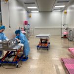 De grote cleanroom is uitgerust met heftafels om het tillen en draaien van de delen te vereenvoudigen en zo de medewerkers te ontlasten. Zij kunnen zich vooral concentreren op het reinigen. Er komt ook nog een kraan.