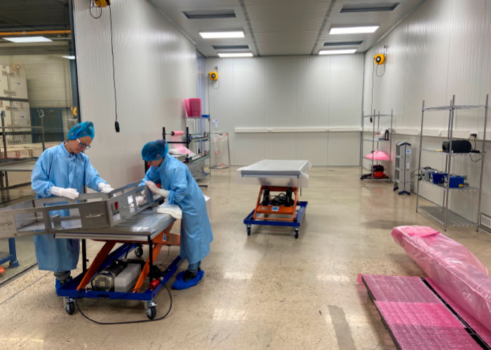 De grote cleanroom is uitgerust met heftafels om het tillen en draaien van de delen te vereenvoudigen en zo de medewerkers te ontlasten. Zij kunnen zich vooral concentreren op het reinigen. Er komt ook nog een kraan.