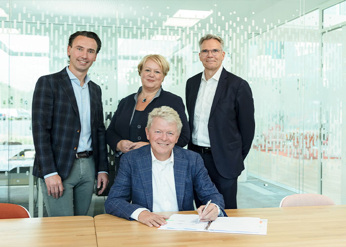 Ondertekening van de overeenkomst door (v.l.n.r.) Koen Verstegen, Mirjam van Dijk en Aart Fortanier. Zittend: Jan de Wringer.