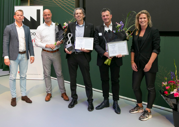 De uitreiking van de William Pijnenburg award 2022. V.l.n.r.: Koen Pijnenburg, Eric Maas (VDL GL Precision, medegenomineerde), Ronald van Mil (NTS Botech), John Vullings (Vullings Metaalbewerking, medegenomineerde) en Manon Pijnenburg.