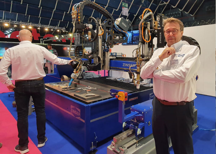 Joep Buitink, sales manager Benelux, op TechniShow bij de Zinser 2425 I, een flexibele portaalsnijmachine voor plasma en autogeen. “Zinser bouwt alleen maar kwaliteit.”