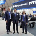 Joost Verschure, directeur van Dormac CNC Solutions naast President en CEO W.J. Kim en Nick Yoon, Managing Director , van DN Solutions.