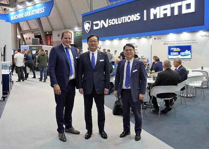 Joost Verschure, directeur van Dormac CNC Solutions naast President en CEO W.J. Kim en Nick Yoon, Managing Director , van DN Solutions.