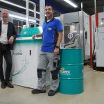 Stephan Smits en Jos Heijkoop bij de nieuwe CoolantLynx van Motorex. Het systeem beheert volledig automatisch het koelsmeermiddel voor vijf bewerkingsmachines.