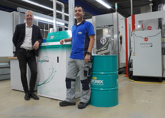 Stephan Smits en Jos Heijkoop bij de nieuwe CoolantLynx van Motorex. Het systeem beheert volledig automatisch het koelsmeermiddel voor vijf bewerkingsmachines.