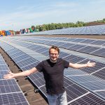 Tom Haan, tactisch inkoper bij Simian, tussen de zonnepanelen op het dak van de drukkerij in Westerbroek: “Door je te laten begeleiden door professionals, weet je zeker dat je niks over het hoofd ziet. Dat is heel geruststellend.”