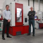 Hans van der Maat (l) en Toine van de Wouw voor de nieuwe drie-assige Röders RXP501 HSC. Vormenfabriek Tilburg zet de freesmachine in om inzetstukken voor spuitgietmatrijzen efficiënter te produceren.