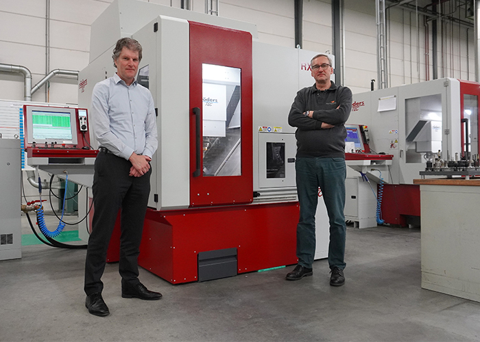 Hans van der Maat (l) en Toine van de Wouw voor de nieuwe drie-assige Röders RXP501 HSC. Vormenfabriek Tilburg zet de freesmachine in om inzetstukken voor spuitgietmatrijzen efficiënter te produceren.