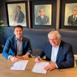 John Hagelaars (links), DGA Machinefabriek De Valk, en Jan Adams, CEO Anvil Industries, ondertekenen de overeenkomst.