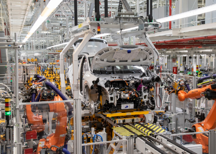 Productie van de volledig elektrische Volkswagen ID.4 in Emden. De autofabrikant is druk bezig de productie hier te optimaliseren.