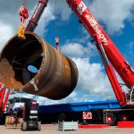 Wagenborg Nedlift loste de bottom sections uit het binnenschip en zorgde voor het transport van de reuze-onderdelen naar de constructiehal van Breman Machinery.