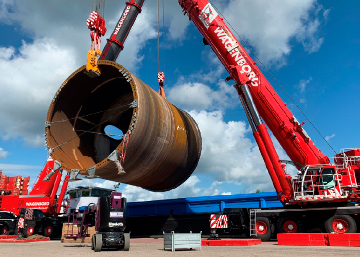 Wagenborg Nedlift loste de bottom sections uit het binnenschip en zorgde voor het transport van de reuze-onderdelen naar de constructiehal van Breman Machinery.