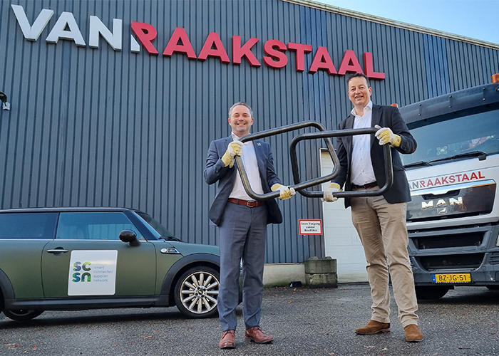 Volgens Rob de Beule (links), general director van Stichting SCSN, en Martin Suiker, algemeen directeur bij Van Raak Staal, heeft het digitaal verbinden van alle schakels in de toeleverketen vele positieve onderdelen.