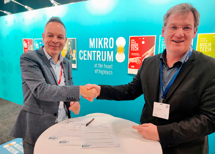 Bert-Jan Woertman van Mikrocentrum en Paul van Nunen van Brainport Development bekrachtigen de samenwerking tussen hun organisaties op het gebied van AM.