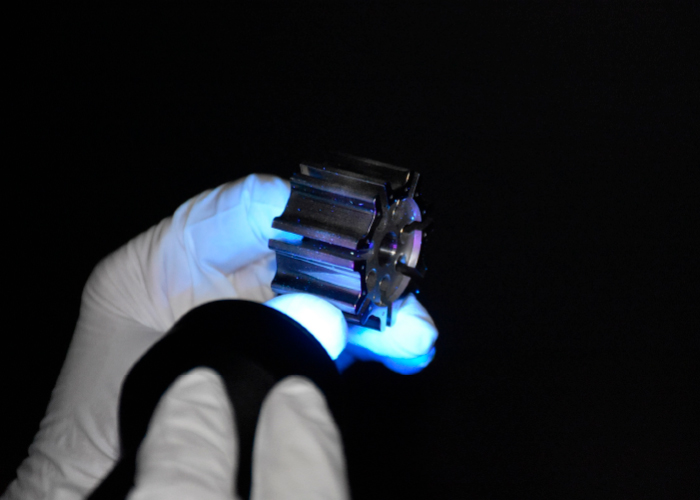 Voor het aantonen van restpartikeltjes is in het High Purity-Test Center een doka met UV-lichtbron geïntegreerd.