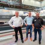 De activiteiten van Flevo Trading worden met volledige instemming van Jorns overgenomen door JZ-Systems. V.l.n.r. Jack van Arnhem, Arjan Weijs en Mark Jorns voor een volautomatische Jorns JDB dubbelbuigmachine.