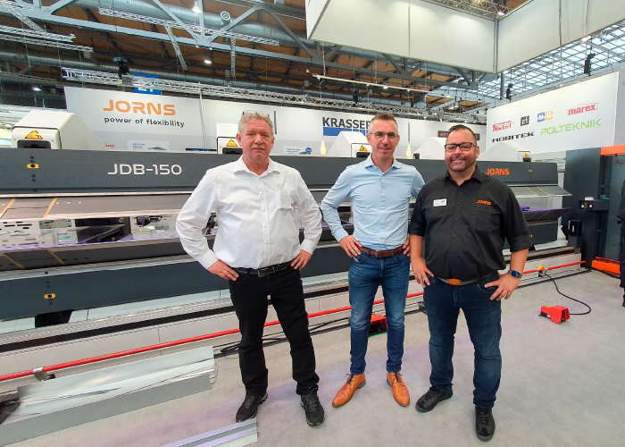De activiteiten van Flevo Trading worden met volledige instemming van Jorns overgenomen door JZ-Systems. V.l.n.r. Jack van Arnhem, Arjan Weijs en Mark Jorns voor een volautomatische Jorns JDB dubbelbuigmachine.