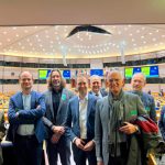 De afvaardiging van het bestuur District Oost en Metaalunie voorzitter Fried Kaanen in de grote zaal van het Europees Parlement.