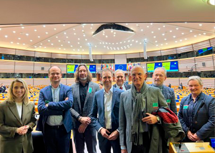 De afvaardiging van het bestuur District Oost en Metaalunie voorzitter Fried Kaanen in de grote zaal van het Europees Parlement.