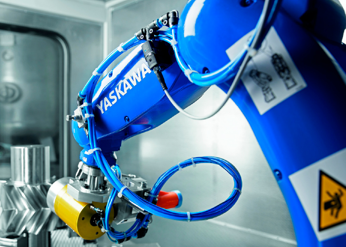 De groei van robotautomatisering heeft diverse oorzaken, zoals het tekort aan geschoold personeel in de moderne westerse industrieën en de toegenomen inzetbaarheid van robots op diverse plaatsen in het productieproces. (Foto: ifr.org)