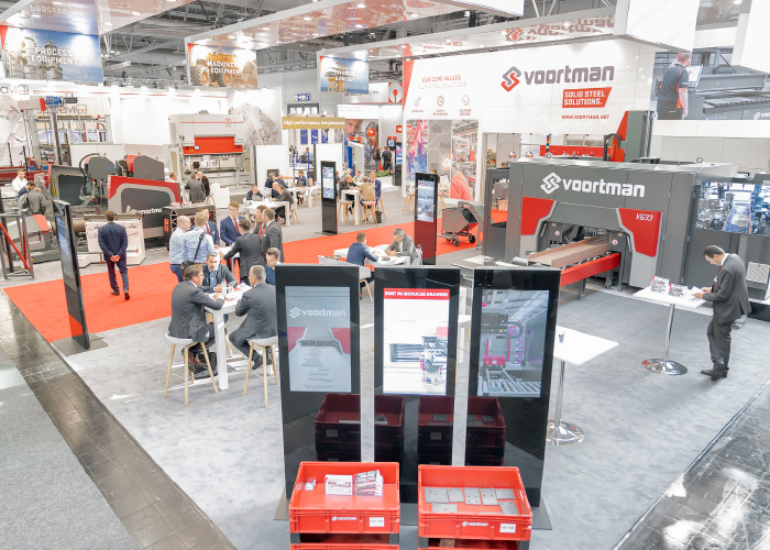 Voortman Steel Machinery op de Euroblech. Op de voorgrond de demo van de Voortman Plate Sorter, een innovatieve oplossing om bewerkte plaatonderdelen te sorteren, projectbuffers op te bouwen en de logistieke route te optimaliseren.