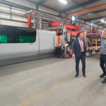 Jan Berends van Bystronic (links) en Jorg Blankers van Dumaco Oss in overleg bij de nieuwste 10 kW Bystar fiberlaser, die aan de bestaande automatisering is gekoppeld.