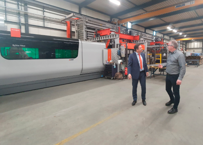 Jan Berends van Bystronic (links) en Jorg Blankers van Dumaco Oss in overleg bij de nieuwste 10 kW Bystar fiberlaser, die aan de bestaande automatisering is gekoppeld.