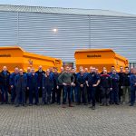 Jos Kamp en Marc Veenhuis te midden van de medewerkers van Jan Veenhuis Machinefabriek.