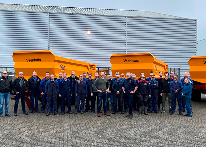 Jos Kamp en Marc Veenhuis te midden van de medewerkers van Jan Veenhuis Machinefabriek.