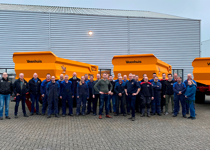 Jos Kamp en Marc Veenhuis te midden van de medewerkers van Jan Veenhuis Machinefabriek.