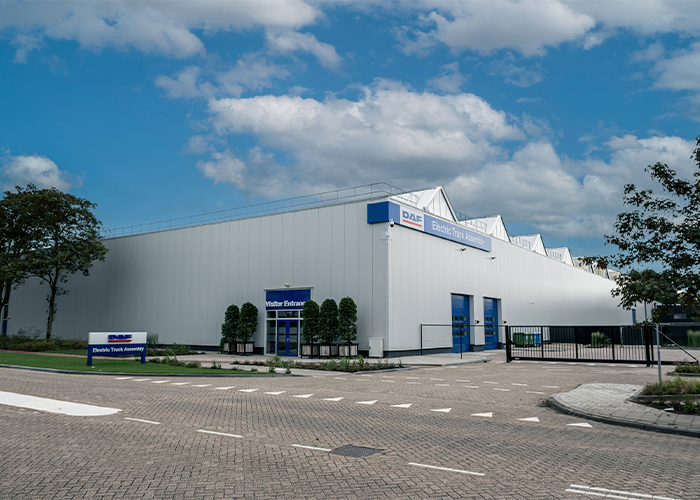 De nieuwe Electric Truck Assembly staat op het terrein van DAF Trucks in Eindhoven. De realisatie van deze fabriek voor elektrische trucks is in anderhalf jaar voltooid. 