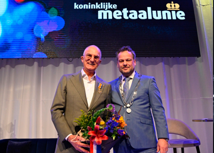 Fried Kaanen is bij zijn afscheid als voorzitter van Koninklijke Metaalunie benoemd tot Officier in de Orde van Oranje Nassau. Rechts locoburgemeester Rick Verschure van Zutphen.
